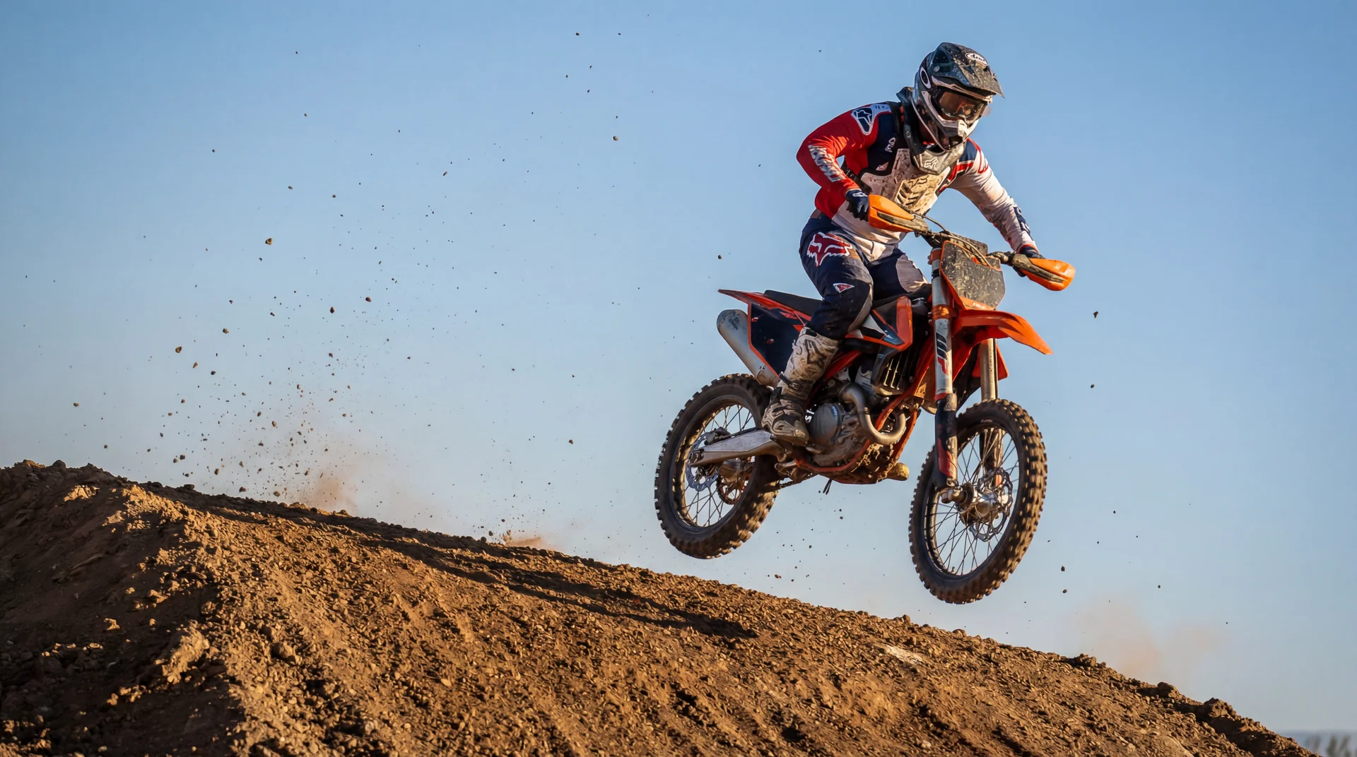 Casco offroad de motocross con barro para limpiar y mantener