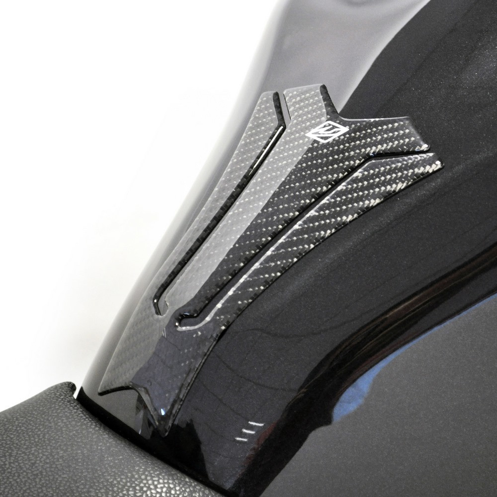 [K46020] Protector Adhesivo Uniracing Depósito Premium Universal Carbono