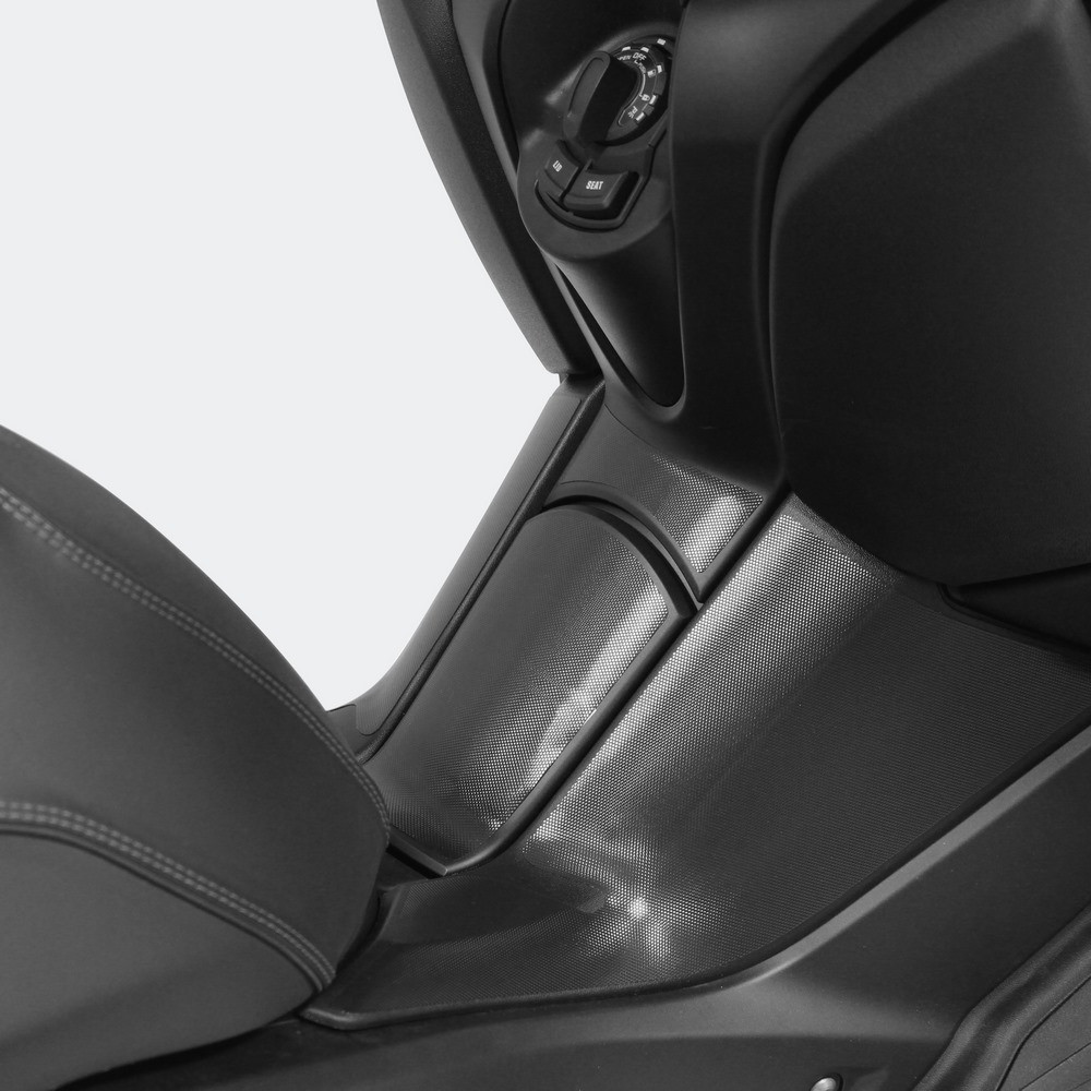 [K46475] Protector Adhesivo Uniracing Puente Yamaha X-max 125/300/400 18-20 Negro